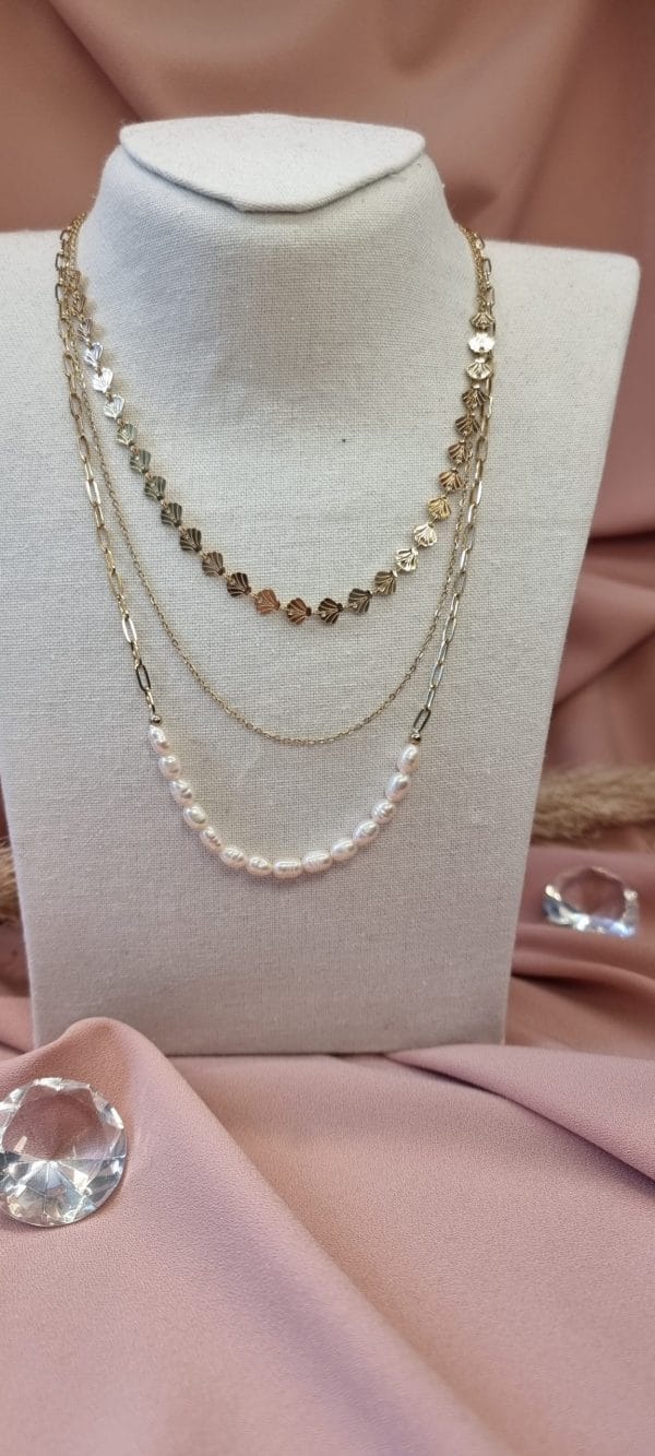 Boutique : collier à petites perles et à gros pendentif