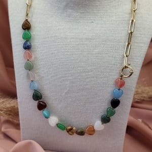Boutique : collier à petites perles multicolore et à gros pendentif