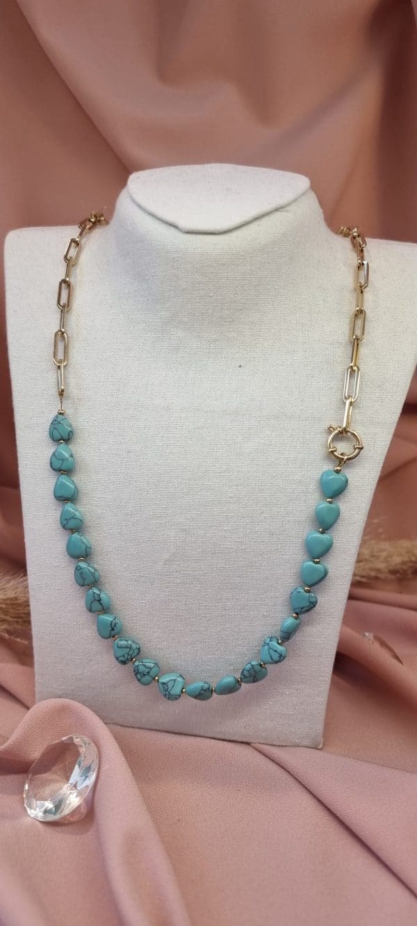 Boutique : collier à petites perles bleus et à gros pendentif