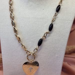 Boutique : collier à petites perles noires et à gros pendentif