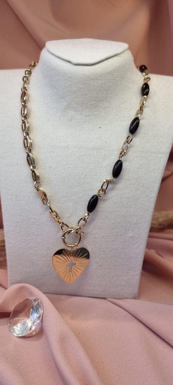 Boutique : collier à petites perles noires et à gros pendentif